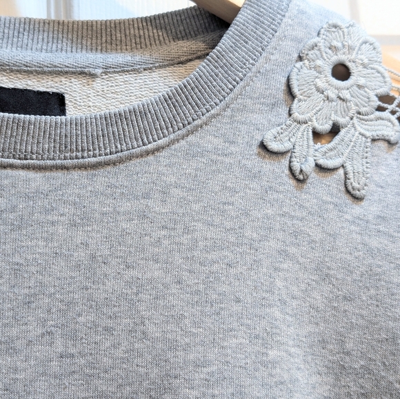 Mercer & Madison Grey Floral Crochet Sleeve Sweatshirt Top. S. HP! - Picture 10 of 13